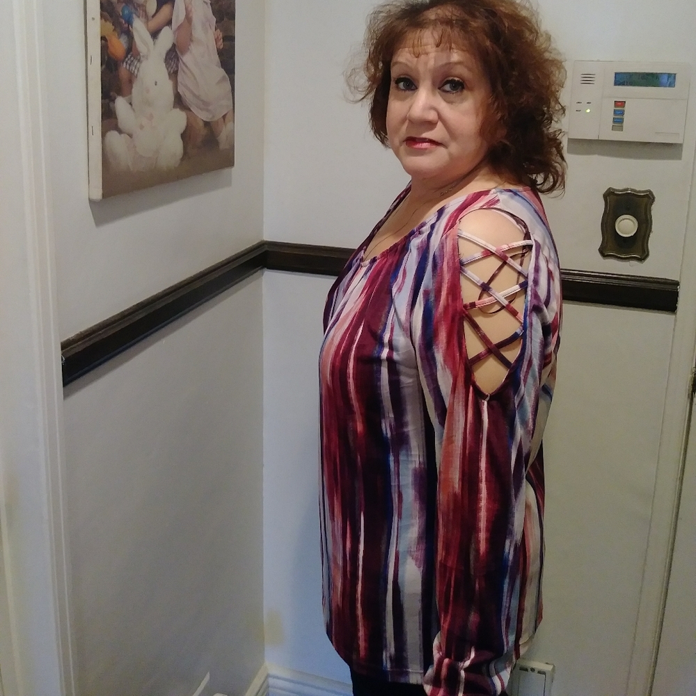 Vibrantly colored blouse by Jennifer Lopez - Picture 7 of 10